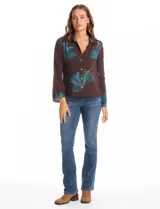 Camisa de crepe marca ABS Allen Schwartz, color marrón con estampado de hojas en tonos verdes y azules. Presenta cuello con solapa, cierre frontal con botones, mangas largas anchas y detalle de bordado con mostacillas en los hombros.