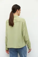 Camisa azul marino de manga larga con detalles de vainillas en puños y en el frente.