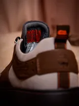Championes urbanos de edición limitada inspirados en Luke Skywalker, con diseño en tonos arena, beige y marrón. Confeccionados en cuero y descarne, presentan detalles de Star Wars grabados en el lateral y en la lengüeta, con cordones con detalles en naranja y suela de goma oscura.
