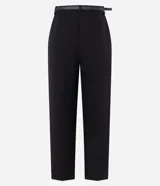 Pantalón de sastrería color bordó, de corte recto y largo midi, con cintura con pasadores y cierre frontal. Incluye un cinturón fino de poliuretano con hebilla metálica.