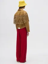 Campera de denim color tostado con diseño de flecos en la parte posterior y frontal, cuello camisero y cierre frontal con botones.