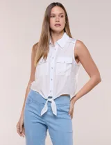 Camisa sin mangas de rayón texturado color blanco, de corte crop con cierre frontal de botones y lazos para anudar en el frente. Cuenta con cuello camisero, detalles de brillos en los hombros y bolsillos plaqué con solapa en el pecho.