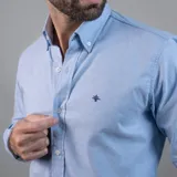 Camisa blanca de algodón Oxford con spandex, cuello con botones y logo bordado en el pecho.