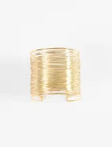 Brazalete ancho tipo cuff plateado, compuesto por múltiples alambres finos superpuestos y curvados para formar una pieza de joyería abierta en la parte inferior.