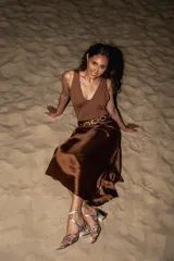 Body de lycra color marrón oscuro, con escote en V profundo y espalda abierta.