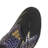 Championes de fútbol adidas Predator League KAKA FT TF, de color negro con detalles en morado y estampado de leopardo, y líneas doradas en el lateral. Cuenta con lengüeta plegable y suela con multitoperoles diseñada para canchas de césped sintético.