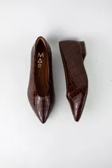 Zapatos planos estilo chatitas de ecocuero color marrón con textura efecto cocodrilo y acabado charol, con punta fina y taco bajo cuadrado.