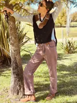 Chaleco negro con aplique de cuero vacuno con estampado cow print, de corte recto y sin mangas.