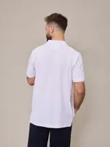 Chomba azul marino de piqué de algodón con cuello clásico y tapeta de dos botones. Logo bordado en el pecho. Corte clásico.