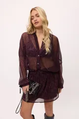 Vestido corto de chiffon color verde lima, con diseño tipo camisa de manga larga, cuello clásico, cierre frontal con botones y cintura elástica.