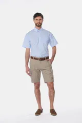 Bermuda cargo beige de gabardina con bolsillos laterales con solapa y cierre de botón.