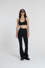 Calza deportiva larga negra, tiro alto, con corte acampanado en el tobillo (estilo oxford). Presenta cintura ancha de doble tela con recorte en la parte posterior.