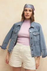 Top tejido de cuello alto sin mangas, color lila.