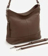 Cartera hobo grande de cuero marrón, marca Satinato, con correa ajustable y detalle de tassel lateral.