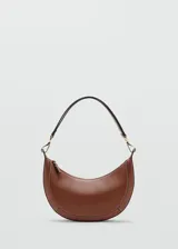 Cartera de hombro de diseño ovalado en color marrón, con cierre de cremallera y herrajes metálicos dorados.