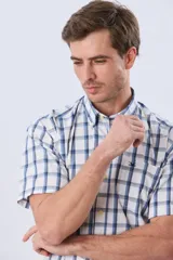 Camisa de manga corta a cuadros en tonos blanco, azul y gris, con cuello abotonado, bolsillo en el pecho y cierre frontal con botones.
