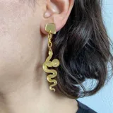 Par de aros colgantes plateados con forma de serpiente.