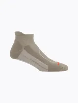 Medias cortas técnicas en color beige, confeccionadas con mezcla de materiales técnicos de alta calidad para mayor transpirabilidad y confort durante actividades al aire libre.