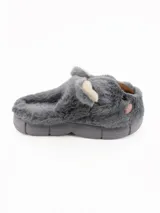 Pantuflas de peluche color tostado con diseño de cara de koala, orejas sobresalientes y suela de goma.
