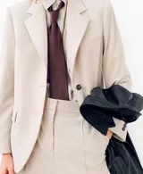 Pantalón de vestir de tiro medio, color beige, de corte recto y amplio con pinzas frontales.