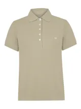 Chomba de piqué color beige con mangas cortas, cuello camisero y cierre frontal con cinco botones. Presenta un pequeño bordado del logo de la marca en el pecho.