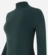 Blusa verde oscuro de viscosa con cuello alto y mangas largas con abertura en el puño.