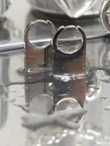Aros plateados de acero quirúrgico hipoalergénico con forma de candado.