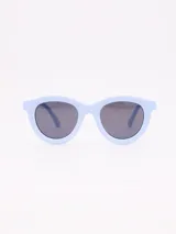 Lentes de sol con marco redondeado de pasta en color celeste y cristales oscuros.