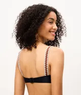 Top de bikini de media copa Bossa Nossa confeccionado en microfibra con aro estructurado, con diseño negro, ribete blanco y tirantes anchos en marrón con detalles geométricos en blanco. Cuenta con broche metálico en la espalda y breteles regulables.