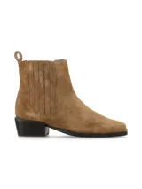 Bota de gamuza color marrón claro, de caña baja con elásticos laterales y lengüeta posterior. Presenta punta cuadrada y taco ancho.