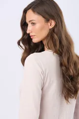 Remera de manga larga con cuello redondo, confeccionada en tejido de algodón suave con caída ligera y corte clásico.