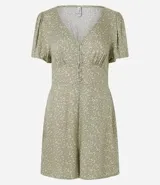 Enterito corto de viscosa con estampado floral liberty, escote en V y botones delanteros.