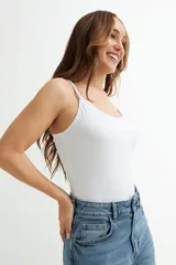 Body color beige con breteles finos.