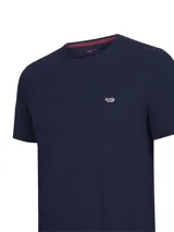 Remera de manga corta en color azul marino, con cuello redondo y pequeño logo de la marca bordado en el pecho.