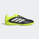Championes de fútbol Adidas Copa Pure 3 Club para pasto sintético, color negro con detalles en amarillo neón y tres franjas blancas en el lateral. Poseen suela de caucho con tacos bajos.