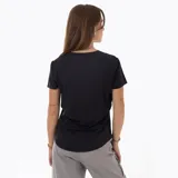 Remera de manga corta Merrell, diseñada para trail running, confeccionada en tejido ultra liviano con tecnología de secado rápido y protección UV +50. Presenta cuello redondo, corte ergonómico con ventilación estratégica y logo reflectivo en el pecho.