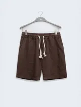 Short de hombre confeccionado en lino premium, con cintura elástica y cordón de ajuste. Presenta un diseño de corte relajado con bolsillos laterales y traseros.