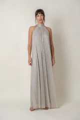 Mono plateado de lurex, corte ancho, con cuello halter y lazo.