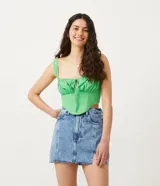 Top cropped de mujer color verde lima, estilo musculosa con escote cuadrado y tirantes. Presenta un lazo ajustable en el centro del busto y un fruncido delantero, con un recorte tipo corset en la parte inferior. La espalda es ajustada con látex.