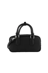 Cartera tipo bowling de color beige, con doble asa de mano y correa larga ajustable y extraíble. Presenta un logo metálico plateado en el centro y herrajes a juego.