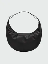 Cartera hobo Longchamp modelo Le Pliage Xtra de cuero color negro, con diseño curvilíneo tipo media luna, asa ajustable con herrajes metálicos y solapa frontal con cierre de botón a presión y logo grabado.