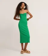 Vestido midi de punto color verde, sin breteles, con diseño ajustado al cuerpo y detalle torcido en el busto.