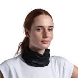 Cuello multifuncional tubular negro con protección solar UPF 50, fabricado con materiales reciclados.