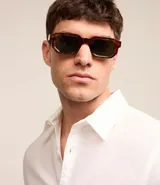 Camisa de hombre de manga corta color marrón, confeccionada en lino y algodón. Presenta cuello clásico, botonadura frontal, bolsillo en el pecho y mangas con botón para enrollar.