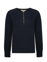 Sweater de punto color azul marino, con cuello redondo y cierre frontal parcial con múltiples botones, de manga larga con hombros raglán.