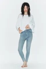 Jeans de corte skinny y tiro alto, confeccionados en tejido super elástico. Presentan diseño clásico de cinco bolsillos, cierre frontal con cremallera y botón metálico.