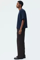 Remera oversized de punto liviano color azul marino, con cuello redondo ribeteado y hombros caídos.