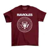 Remera de algodón color bordó con estampa frontal blanca que presenta la palabra 'RAVIOLES' y un diseño circular tipo sello con motivos de cocina.