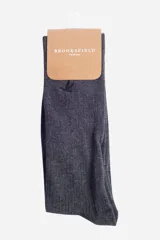 Medias largas de vestir color gris con logo de la marca bordado en el tobillo.