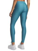 Calza deportiva Under Armour de tiro medio, confeccionada en tejido HeatGear de alto rendimiento, superligero y transpirable. Presenta cintura elástica con logo de la marca y diseño ajustado que absorbe el sudor y permite libertad de movimiento.